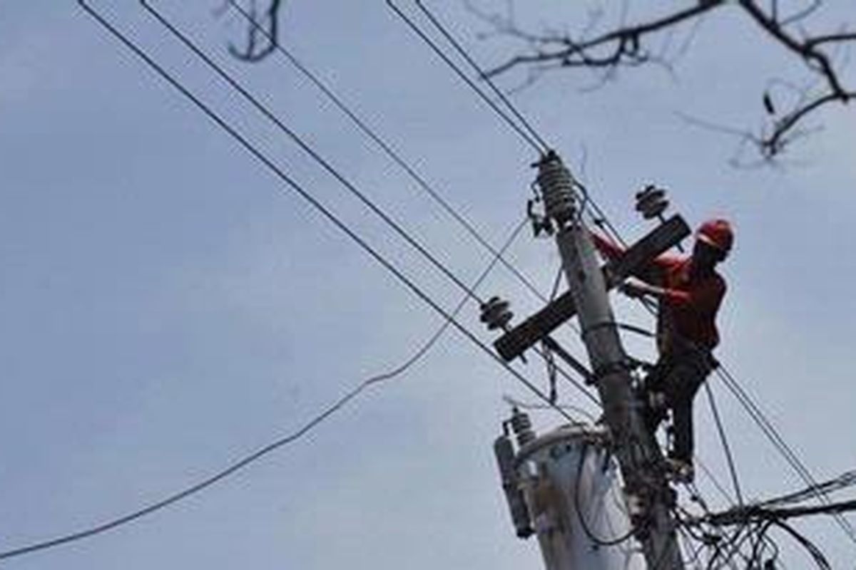 Pekerja dari rekanan PLN merawat dan memperbaiki jaringan listrik di Semarang, Jawa Tengah, Sabtu (21/5/2011). Rencana Pemerintah untuk menaikkan tarif dasar listrik sebesar 10-15 persen pada 2012 mendapat penolakan, salah satunya dari kalangan industri yang menganggap kebijakan tersebut akan menambah beban terutama yang banyak menggunakan listrik dan banyak menyerap tenaga kerja. 