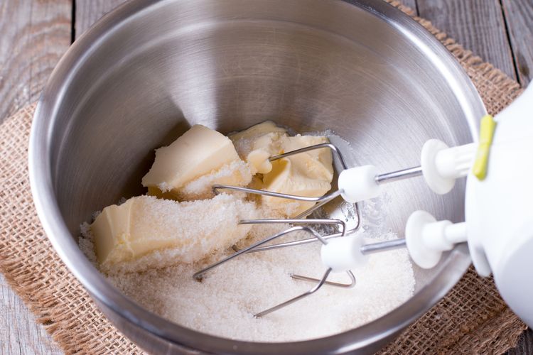 Ilustrasi mengocok mentega dan gula