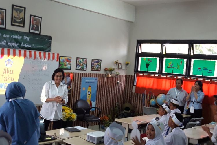 Menteri Keuangan Sri Mulyani Indrawati ketika mengajar di SD Kenari I, Kwitang, Jakarta Pusat, Senin (4/11/2019).