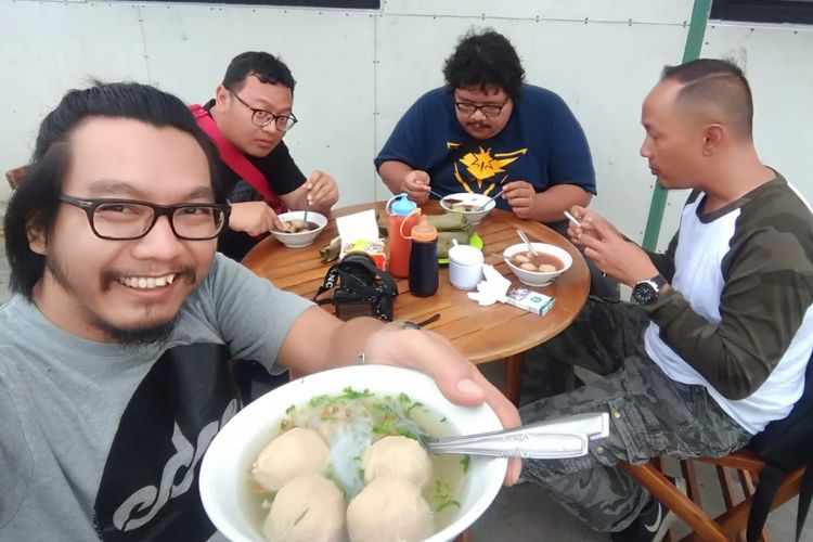 Menikmati bakso di rest area KM 626A, ruas tol Ngawi-Kertosono, Jawa Timur.