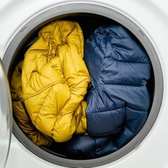 mencuci jaket di mesin cuci