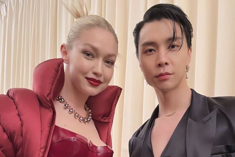 Johnny NCT dan Gigi Hadid di Met Gala 2022.