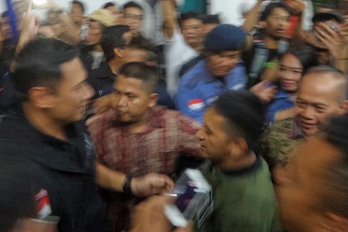 Pendukung setia Agus-Sylvi menyambut kedatangan calon Gubernur DKI Jakarta Agus Harimurti Yudhoyono di posko pemenangan kantor DPP Partai Demokrat, Jakarta Pusat, Rabu (15/2/2017) malam.