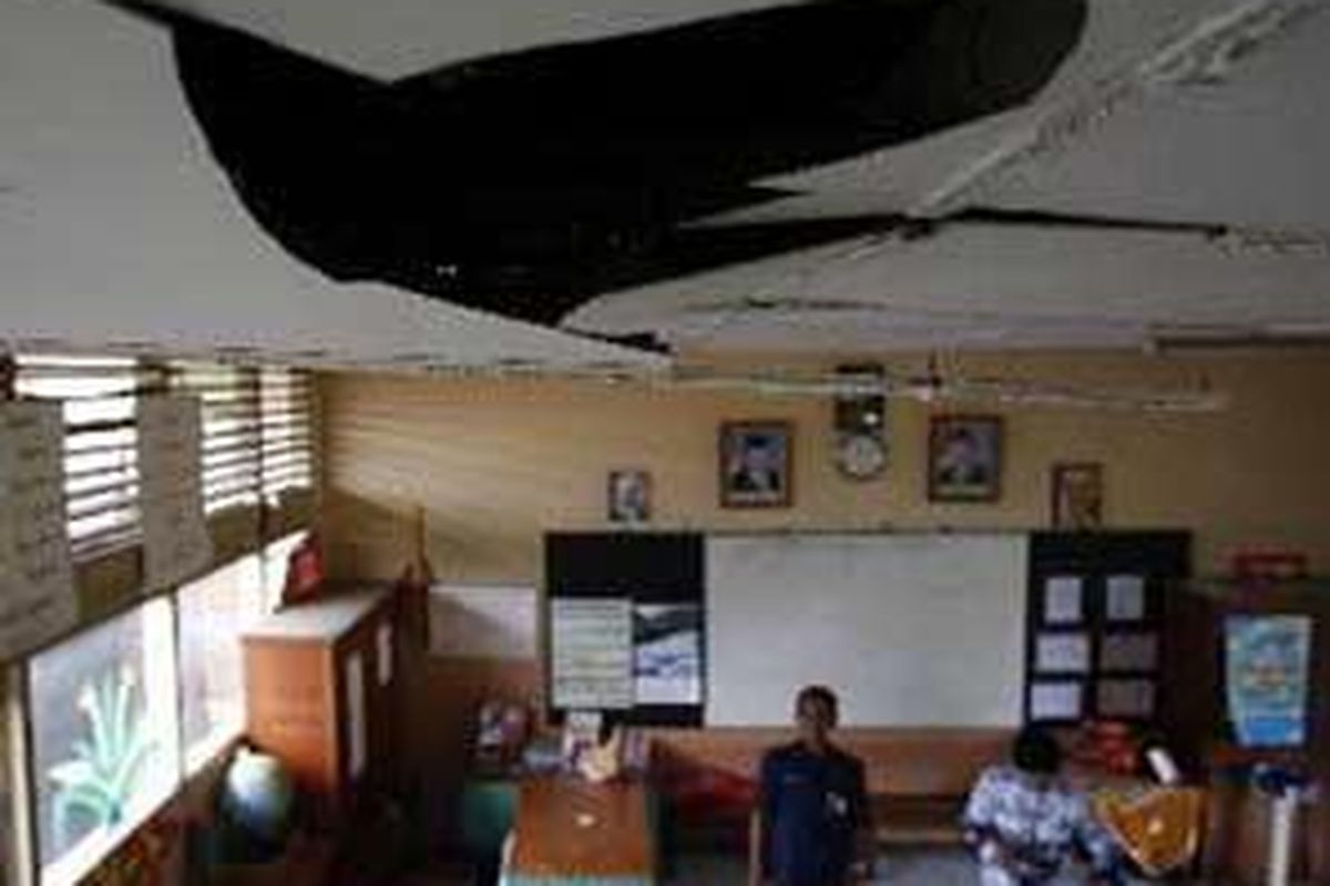 Ilustrasi sekolah rusak.