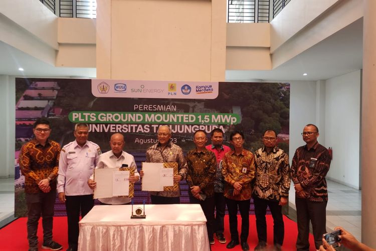 Universitas Tanjungpura, SUN Energy, dan WIKA Energy meresmikan proyek PLTS sebesar 1,5 MWp pada Rabu, 30 Agustus 2023.