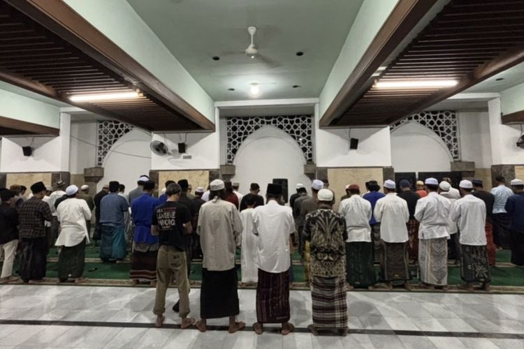 Jemaah ketika ikut salat tarawih di Masjid Agung Sunan Ampel Surabaya, Rabu (18/2/2026).