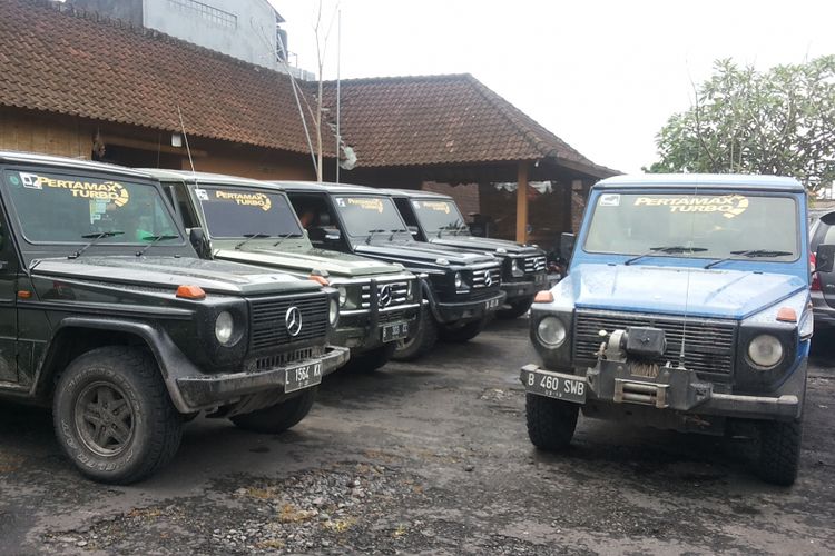 Sejumlah mobil Mercedes G-Wagen milik anggota komunitas Mercedes Jip Indonesia yang mengikuti turing di Banyuwangi dan Bali pada 8-12 Desember 2017.