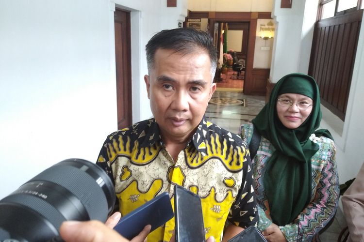 Penjabat Gubernur Jabar Bey Machmudin usai rapat pimpinan di Gedung Sate, Kota Bandung, Jawa Barat, Jumat (26/4/2024).