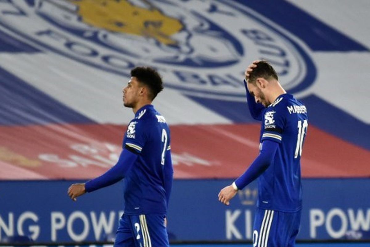 Pemain Leicester City, James Justin dan James Maddison, meninggalkan lapangan usai laga Liga Inggris kontra Fulham pada Selasa (1/12/2020) dini hari WIB.