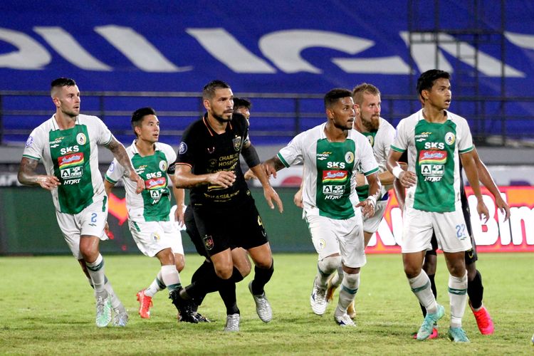 Pemain asing PSIS Semarang Wallace Costa Alves dijaga ketat pemain PSS Sleman saat pertandingan pekan 31 Liga 1 2021-2022 yang berakhir dengan skor 0-1 di Stadion Kapten I Wayan Dipta Gianyar, Rabu (16/3/2022) malam.