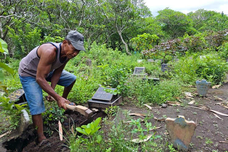 Cerita Kakek Saung: 42 Tahun Jaga Makam, Gaji Rp 200.000, dan Terpaksa Nyambi Kuli Harian
