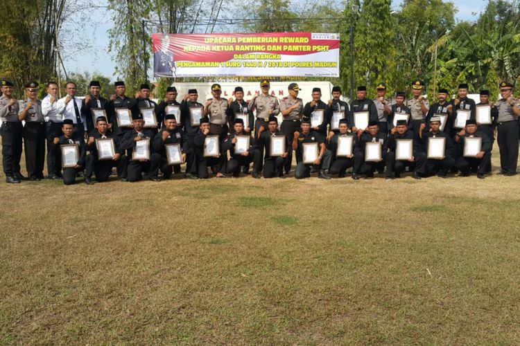 Para pendekar Madiun mendapatkan penghargaan dari Kapolres Madiun, AKBP I Made Agus Prasatya karena ikut serta mengamankan jalannya perayaan satu suro hingga berlangsung kondusif.