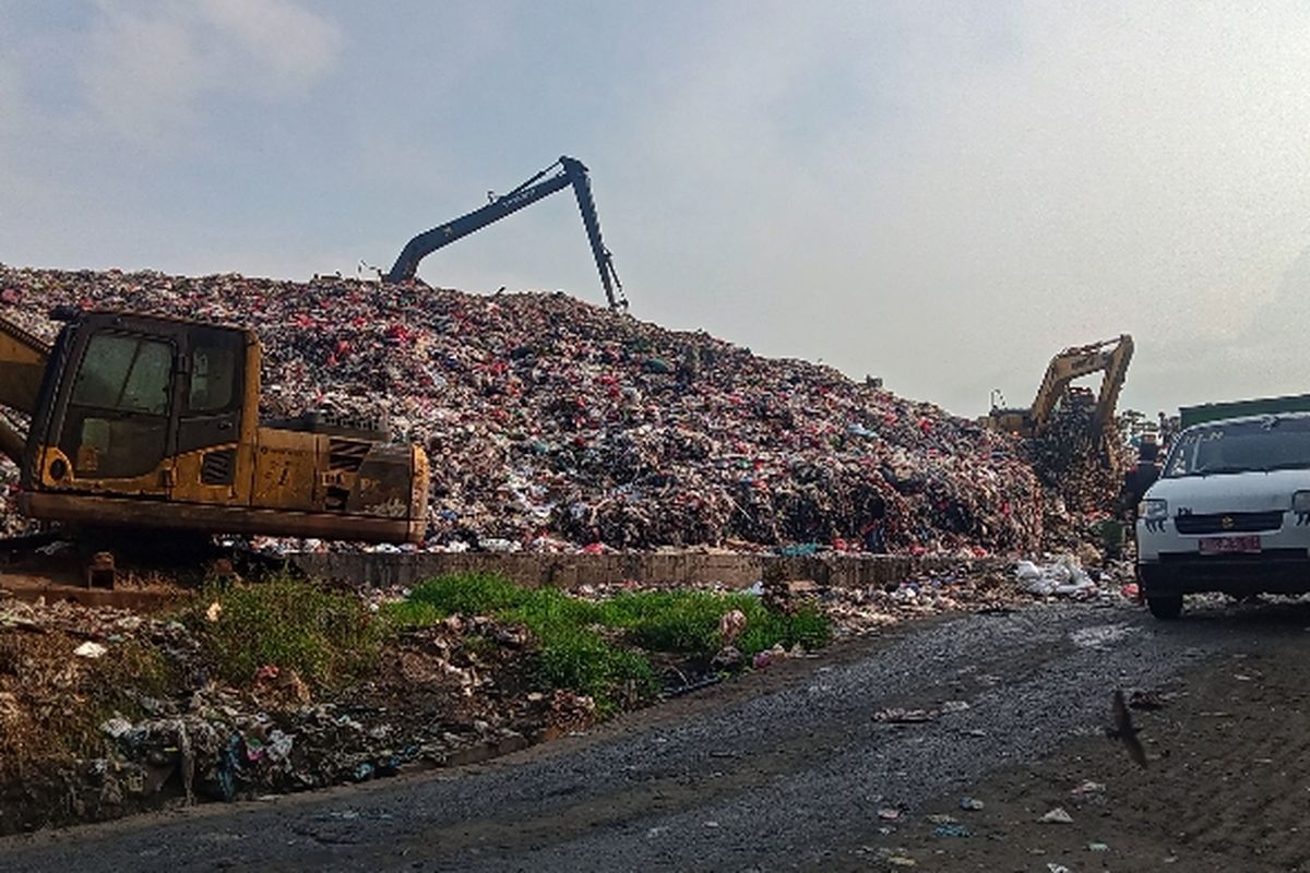Sampah di TPA Cipeucang Tangsel menumpuk imbas pembuangan dihentikan sementara ke TPAS Cilowong, Serang hingga hari ini, Rabu (14/9/2022)