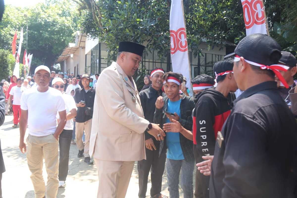 Bupati Bogor, Rudy Susmanto membuka kegiatan pesta rakyat di sekitar kediaman Presiden Prabowo Subianto, Desa Bojong Koneng, Babakan Madang, Kabupaten Bogor, Jawa Barat, Minggu (17/8/2025). Pada kesempatan itu, Rudy membagikan hadiah umroh, motor, dan lain sebagainya untuk menambah kegembiraan masyarakat memperingati HUT ke-80 RI.