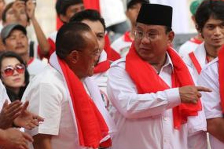 Calon Presiden Prabowo Subianto berbincang dengan Ketua Umum Partai Golkar Aburizal Bakrie (kiri) ) saat berkampanye di Tugu Proklamasi, Jakarta, Selasa (10/6/2014). Dalam kampanye tersebut massa dari Sahabat ARB dan MPS mendeklarasikan dukungannya kepada pasangan Prabowo-Hatta dalam Pilpres 9 Juli mendatang.