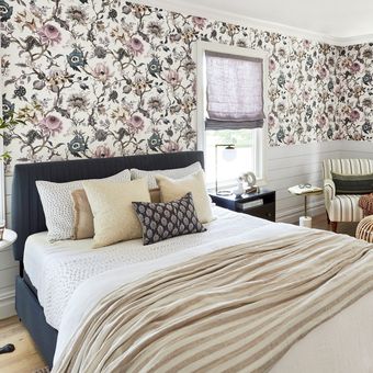 Kamar tidur dengan dekorasi wallpaper bunga