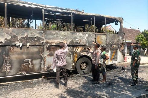 Bus Pariwisata Cahaya Mulya Terbakar di Ngawi