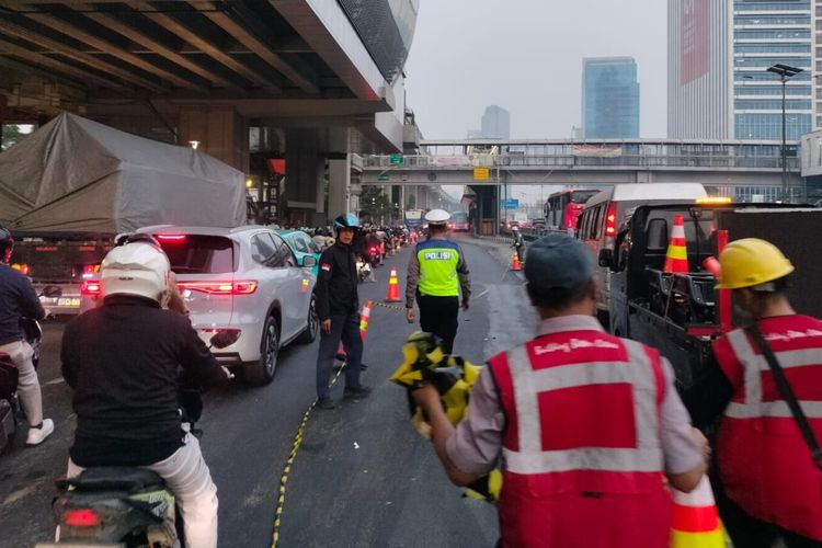 Separator Bus Transjakarta di Jalan Gatot Subroto Dicopot Sementara