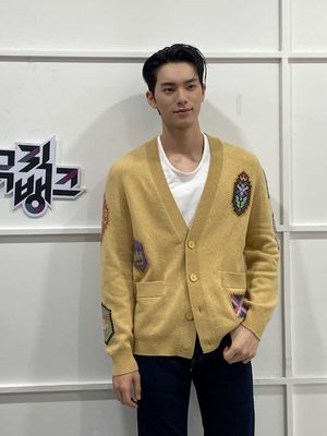 Lee Chae Min tampil stylish di luar layar. Intip 8 gaya kasual dan elegan pemeran Bon Appétit, Your Majesty yang bisa jadi inspirasi hangout.
