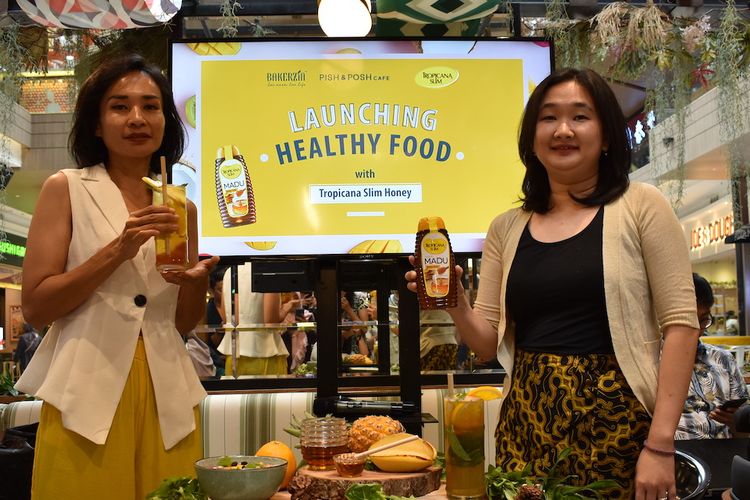 General Manager Marketing & PR Boga Group, Ellen Widodo (kiri) dan Head of Nutrifood Research Center, Astri Kurniati (kanan) dalam acara temu media yang diadakan oleh Tropicana Slim di Jakarta (13/11).
