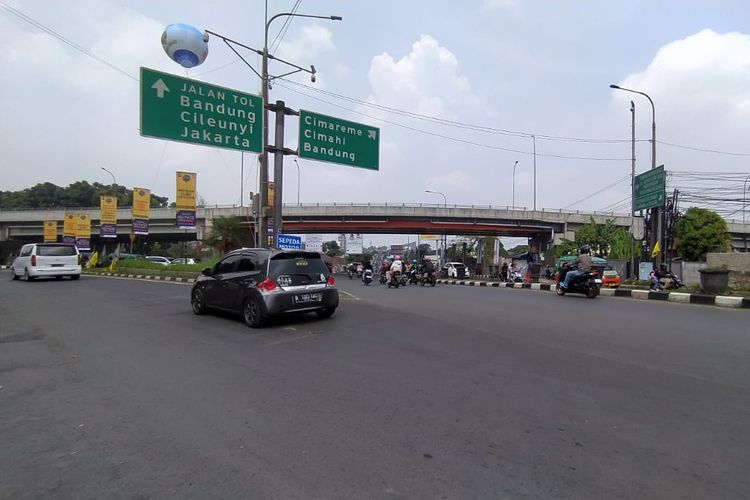 Arus kendaraan mudik pada H-1 lebaran di Jalan Raya Padalarang, Kabupaten Bandung Barat (KBB), Jawa Barat, Jumat (21/4/2023).
