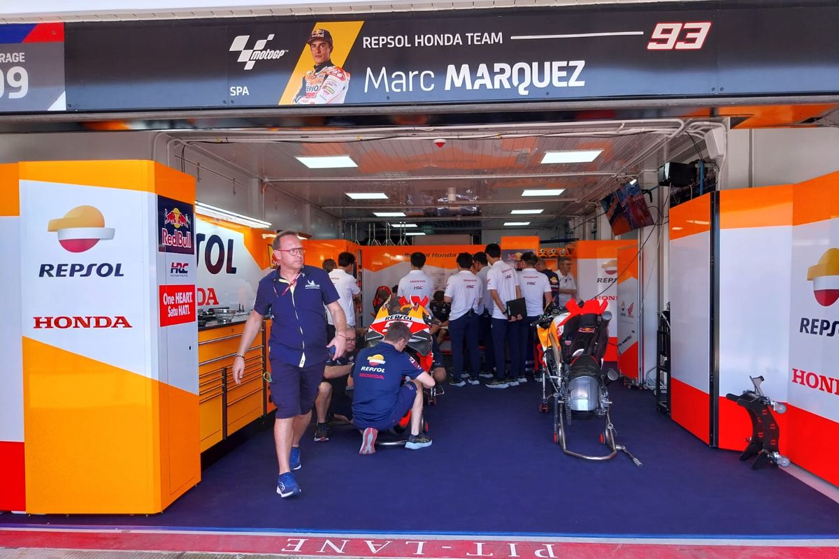 Suasana saat ι.com berkesempatan untuk mengikuti sesi Paddock Tour Repsol Honda Team di Sirkuit Internasional Mandalika pada Sabtu (14/10/2023).