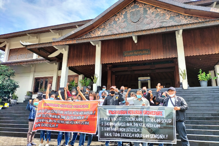 Sejumlah orang yang tergabung dalam Paguyuban Hiburan dan Kafe Sriwedari (FHKS9) mendatangi kantor DPRD Solo, Senin (14/2/2022).