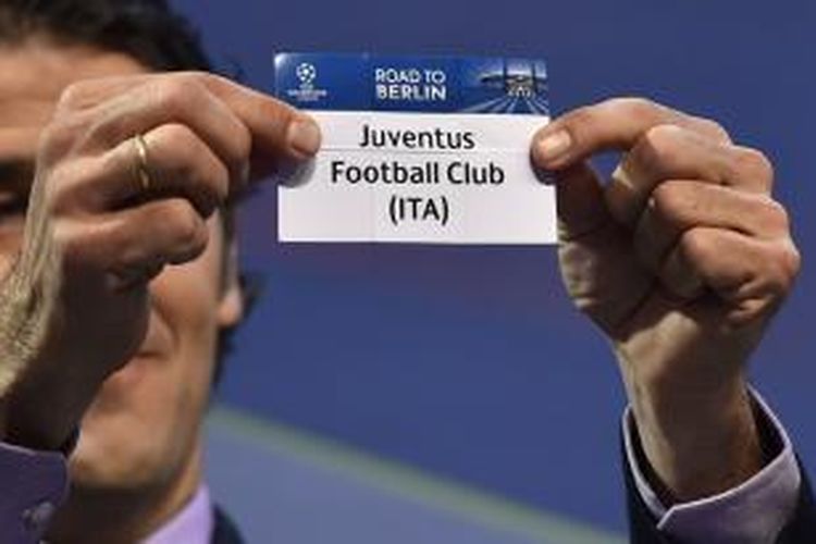 Karl-Heinz Riedle mengambil kertas bertuliskan Juventus dalam undian perempat final Liga Champions.