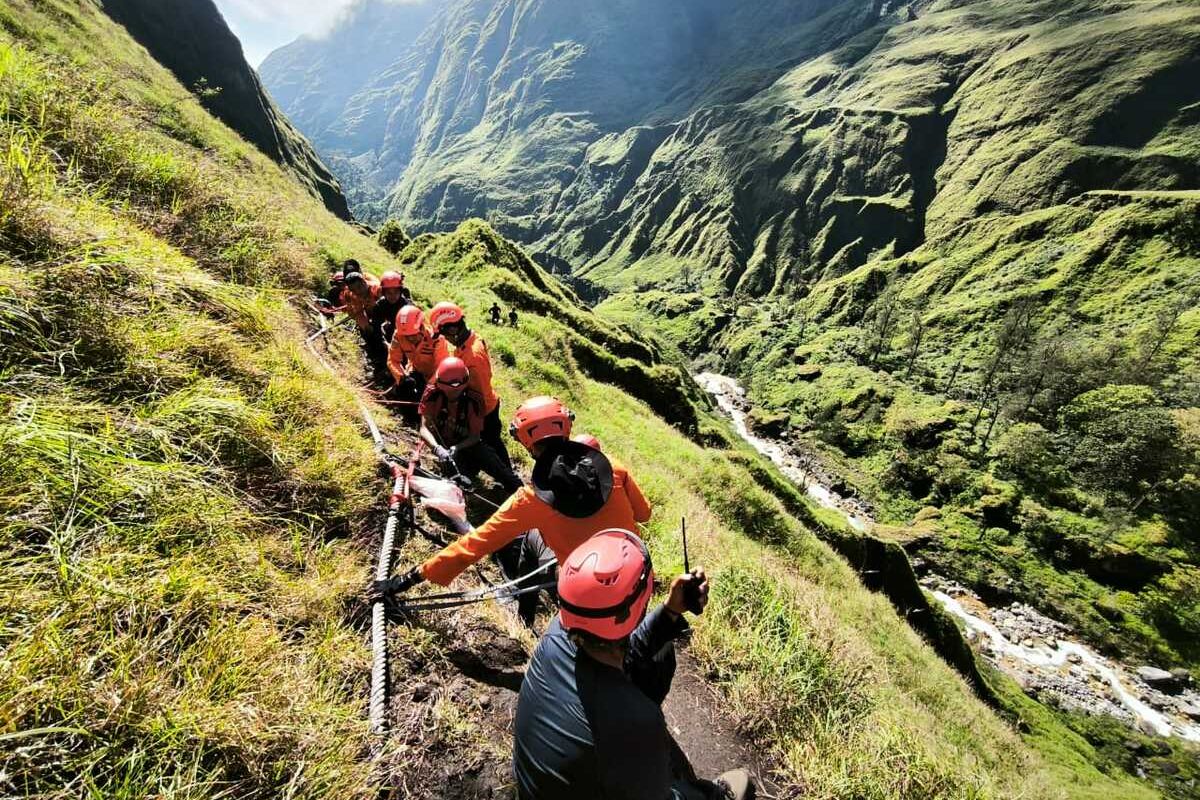 Tim SAR gabungan mengevakuasi pendaki asal Malaysia yang terjatuh di jalur Torean, Gunung Rinjani, Minggu (4/5/2025).