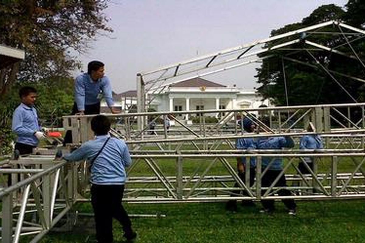 Sejumlah pekerja, Jumat (5/8/2011), tengah mempersiapkan tenda untuk jamuan kenegaraan pada HUT ke-66 Kemerdekaan RI di Istana Kepresidenan Jakarta.