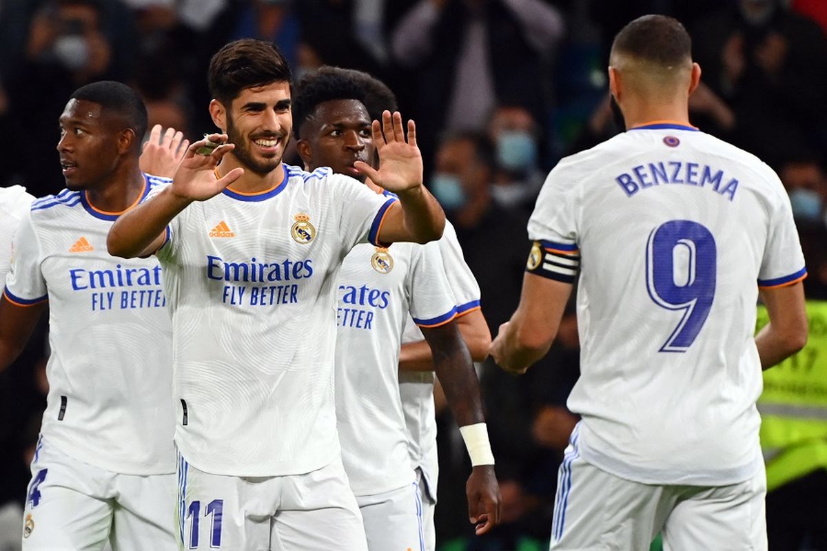 Gelandang Real Madrid Marco Asensio (kiri) merayakan gol pada pertandingan Real Madrid vs Mallorca di Stadion Santiago Bernabeu di Madrid pada 22 September 2021.