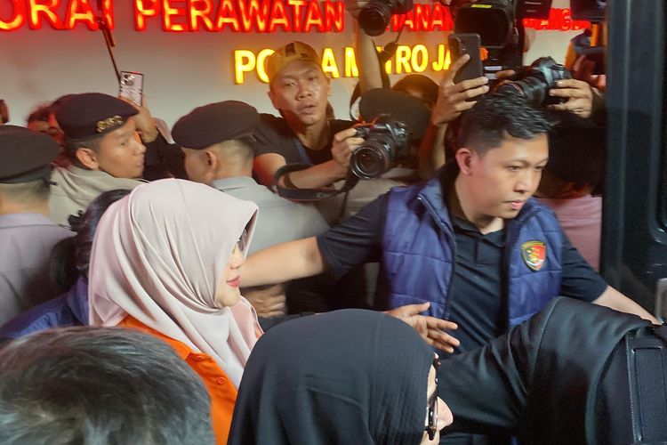 Tifauzia Tyassuma was taken in an ambulance to the National Police Hospital to undergo examination on Friday (19/6/2026).