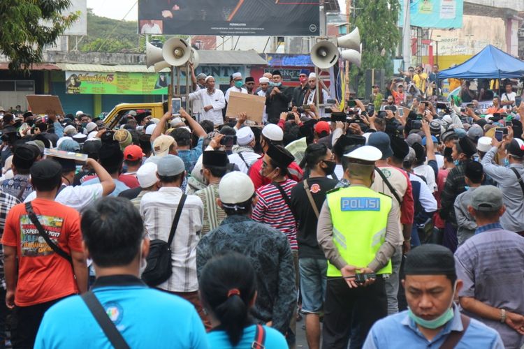 Pimpinan DPRD Jember saat menemui warga yang melakukan aksi memantau proses sidang paripurna hak menyatakan pendapat 