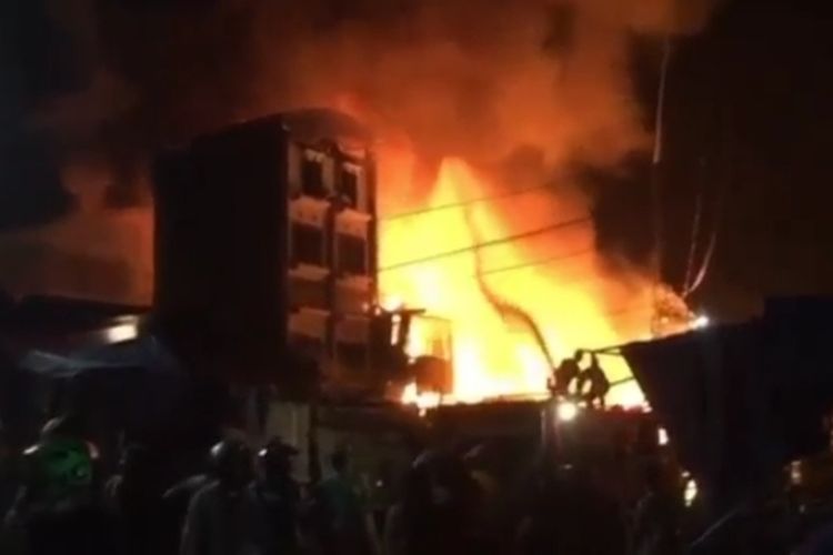 Pemadam Kebakaran dari Dinas Damkar Kota Makassar saat memadamkan api di area Pasar Senggol Makassar, Sabtu (23/8/2020) malam.