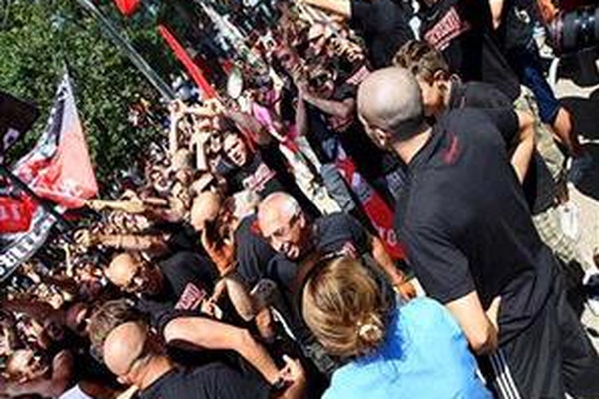 Para suporter AC Milan sangat antusias menanti kedatangan Ronaldinho.