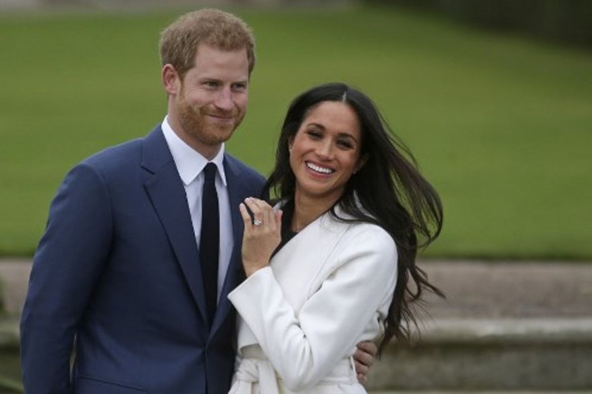 Pangeran Harry dan Meghan Markle menunjukkan cincin pertunangannya di Kebun Sunken, Istana Kensington, London, Inggris, Senin (27/11/2017).