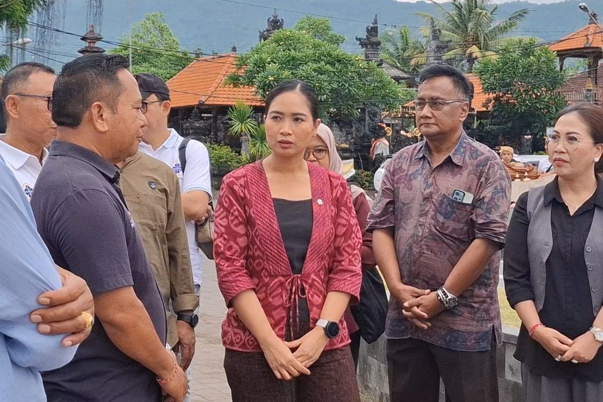 Wakil Menteri Pariwisata RI, Ni Luh Enik Ermawati mengunjungi Pantai Lovina di Desa Kalibukbuk, Kecamatan Buleleng, Kabupaten Buleleng, Provinsi Bali, pada Sabtu (7/12/2024) 