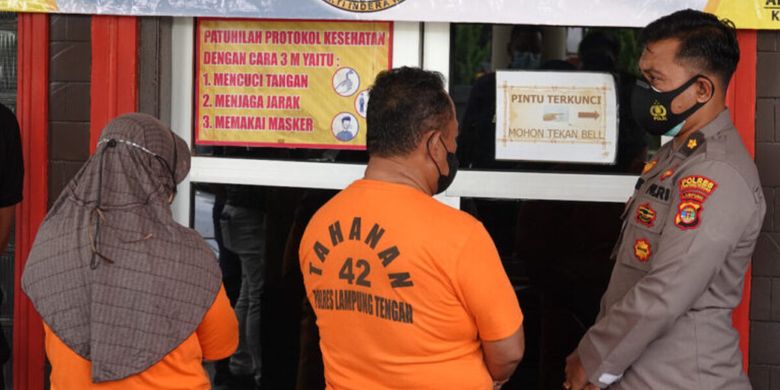 Dua tersangka kasus dugaan korupsi dana BOS Dinas Pendidikan Lampung Tengah.