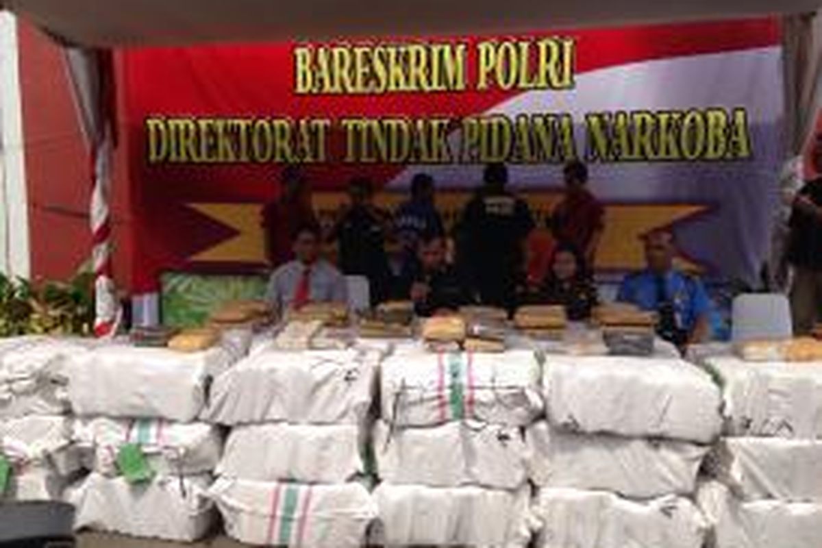 Sebanyak 1.040 kilogram ganja kering disiapkan untuk dimusnahkan oleh Direktorat Tindak Pidana Narkoba Bareskrim Polri di tempat pembakaran sampah Bandara Soekarno-Hatta, Kamis (4/6/2015).