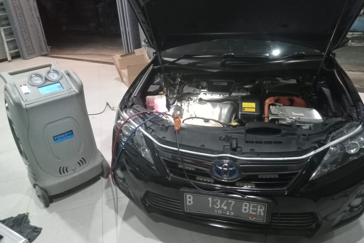 Servis AC Toyota Camry Hybrid membutuhkan metode khusus namun lebih sederhana.