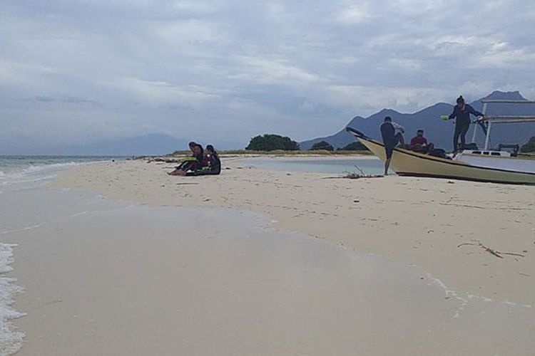 Pantai dengan pasir putih di Pulau Pangabatang, Maumere, Flores, Nusa Tenggara Timur (NTT), Senin (3/6/2019).