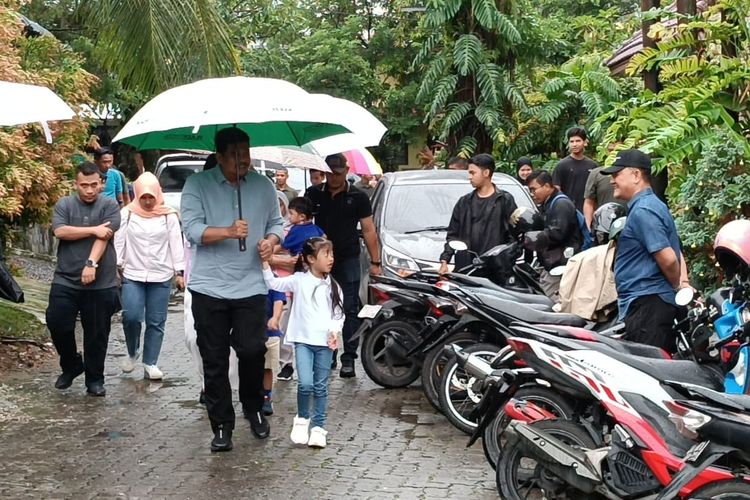 Bobby Nasution, calon gubernur Sumatera Utara (Sumut) nomor urut 1, telah tiba di TPS 15 di Perumahan Tasbih, Kecamatan Selayang, Kota Medan, Rabu (27/11/2024). 