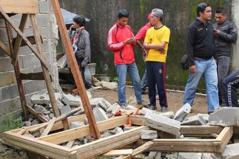 Anggota TNI AU Bongkar Paksa Rumah Warga di Palembang