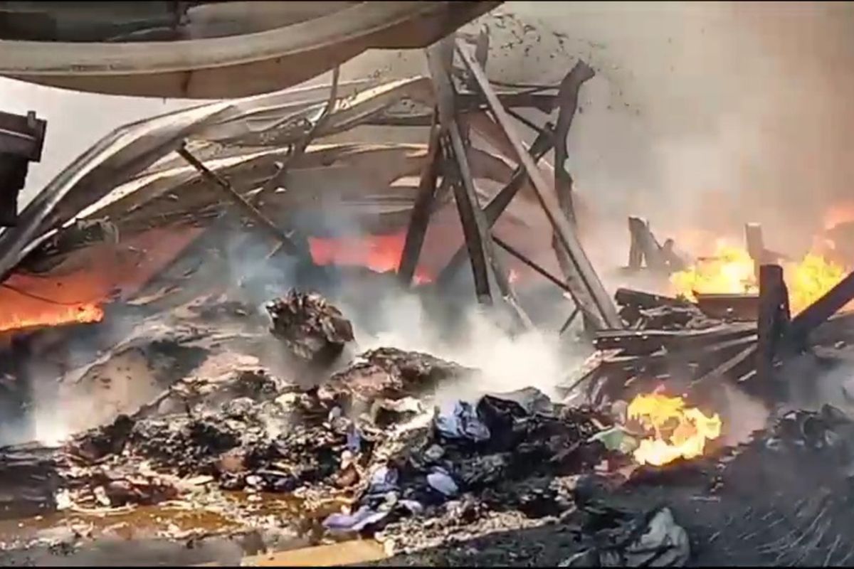 Sejumlah petugas pemadam kebarakan Kabupaten Bandung tengah berupaya memadamkan kebakaran yang melanda Pabrik Pembuat Kemoceng di Kecamatan Solokanjeruk, Kabupaten Bamdung, Jawa Barat pada Senin (25/9/2023)