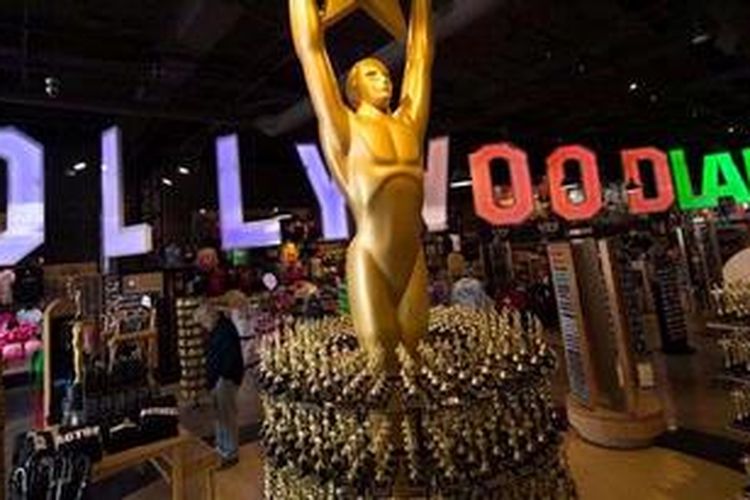 Cenderamata berupa patung kecil Oscar tersedia di sejumlah toko bagi para pengunjung menjelang perhelatan Oscars 2013. 