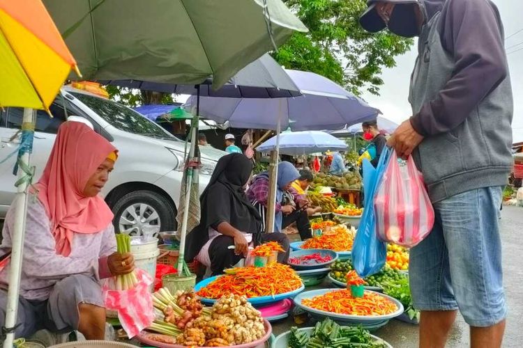Harga cabai rawit di sejumlah pasar tradisional di Kota Ambon naik hingga Rp 150.000 per kg. Tampak pedagangs sedang menjual kebutuhan bumbu dapur di Pasar mardika Ambon, Selasa (7/12/2021).