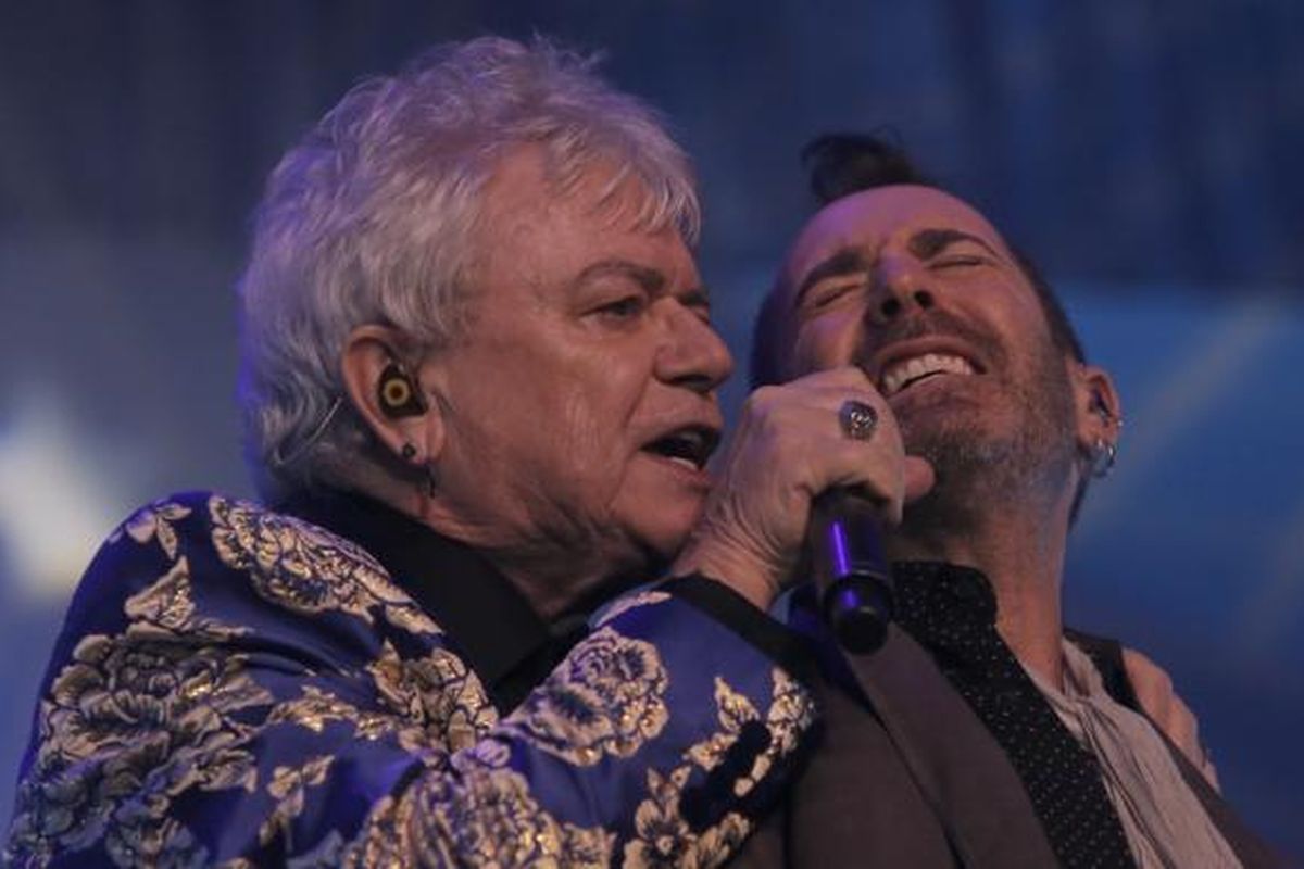 Personil Air Supply Russell Hitchcock beraksi saat konser 40th Anniversary-Celebration of Love di Jakarta, Jumat (3/3/2017). Grup soft rock asal Australia, Air Supply membawakan 16 lagu terkenalnya, di antaranya Goodbye, Here I Am, Power of Love, dan Without You.