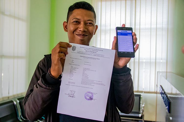 Seorang warga Desa Papahan Karanganyar menunjukkan SKCK yang prosesnya sangat cepat dengan aplikasi Simade. Surat SKCK atau SKCK adalah surat yang dikeluarkan Polri. 