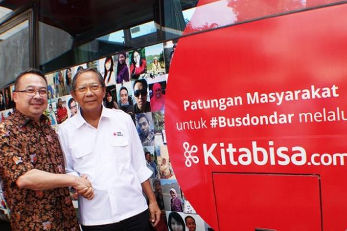 Pembina KitaBisa.com Prof.Rhenald Kasali dan Ketua PMI Ginandjar Kartasasmita. 