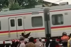 Video Viral Pelemparan Batu ke KRL di Pinggir Rel, Pelaku Diduga Gangguan Jiwa